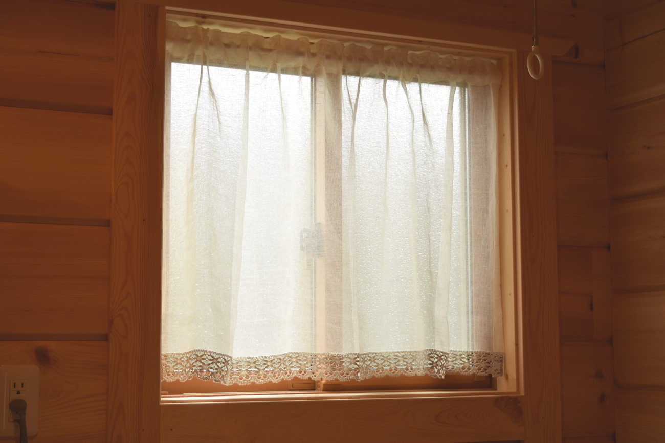 小窓にカフェカーテン
