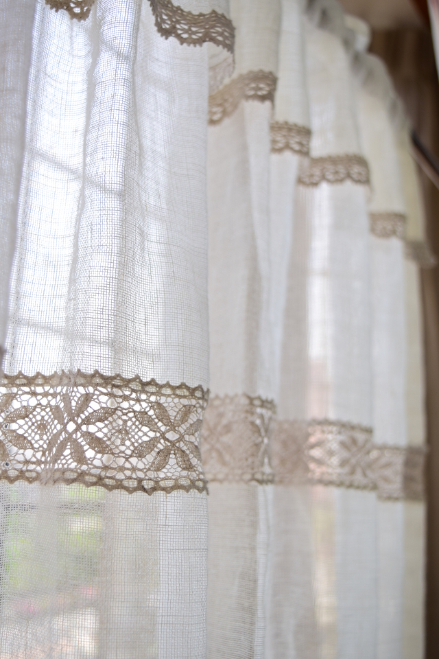 小窓のカフェカーテン